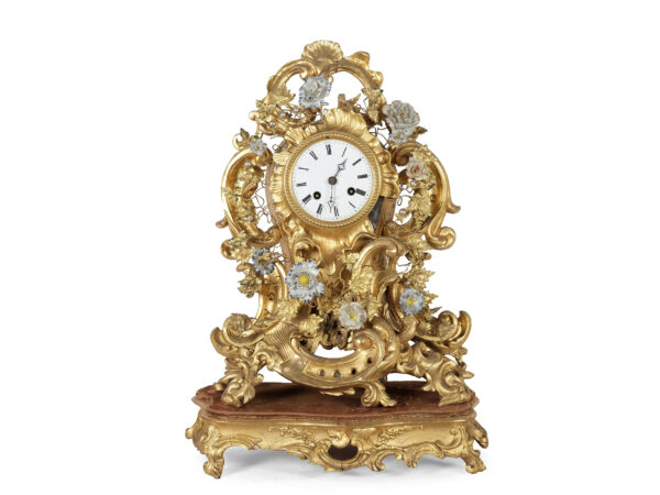 Kommodenuhr mit Blumen