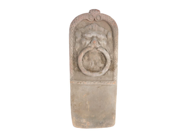 Relief mit Löwenkopf