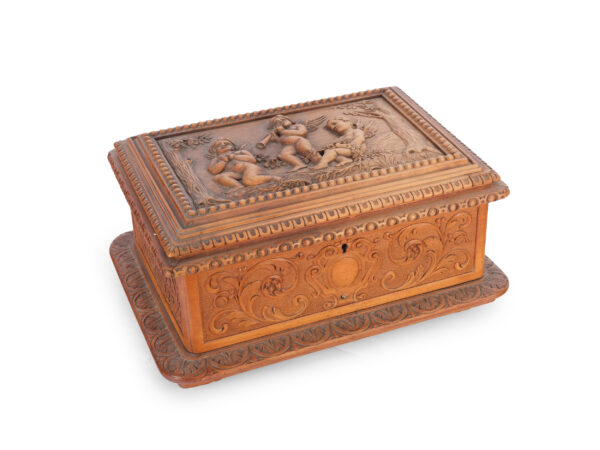 Kassette mit Puttis im Relief