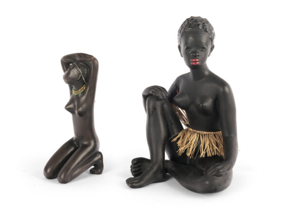 Zwei sitzende Afrikanerinnen