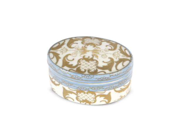 Oval porcelain box