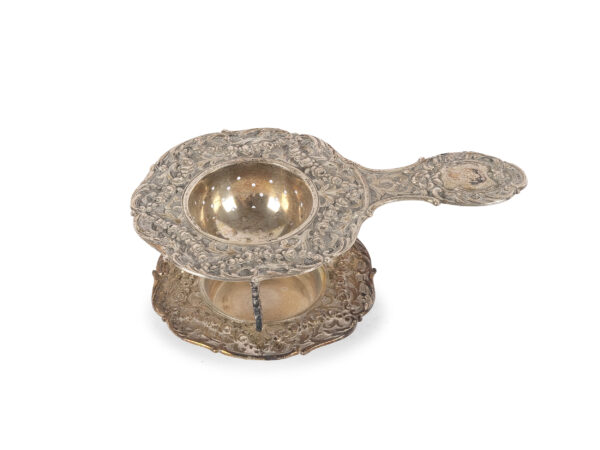 Teesieb mit Abtropftasse