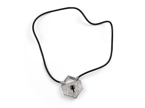 Halskette in Form eines Schlosses